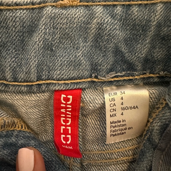 Excellent condition size 4 shorts - Picture 2 of 3